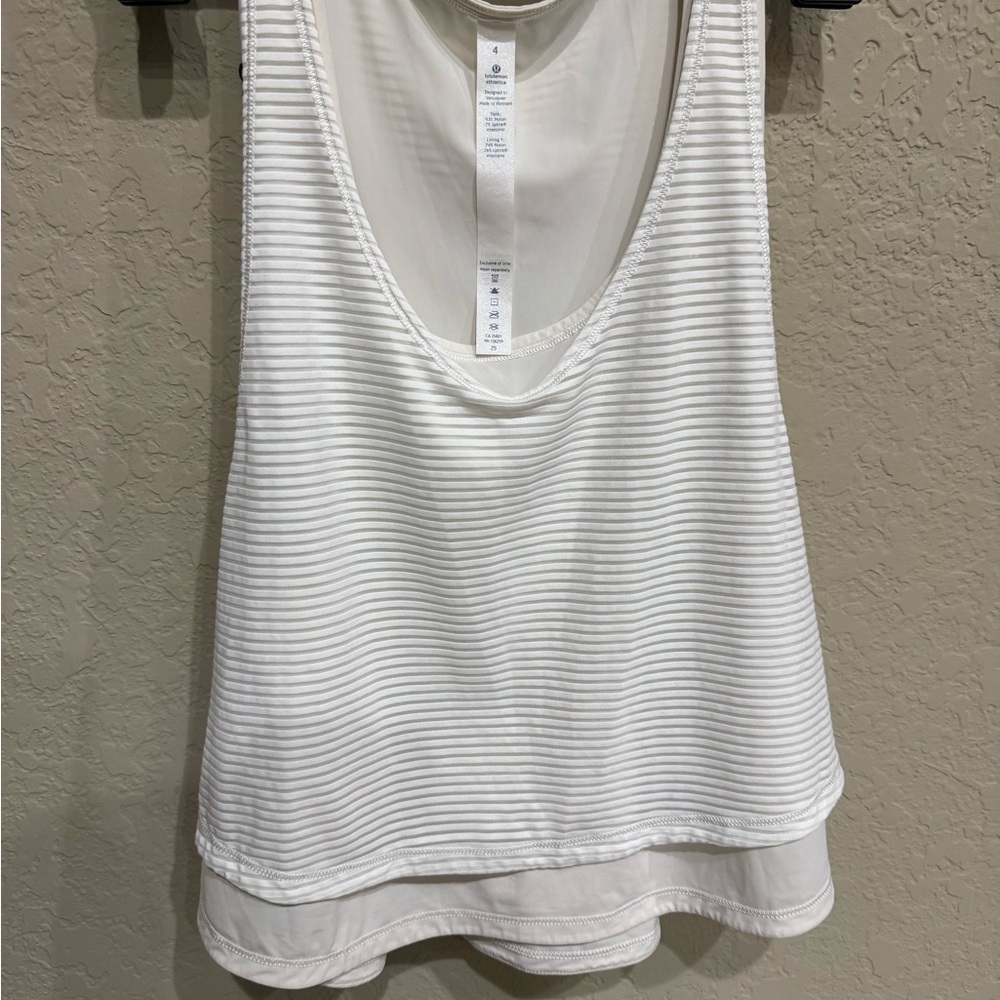 EUC Lululemon White lined tank SZ 4 Pit3pit 17” Length 19”